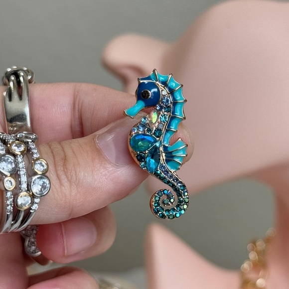 ⚜️❤️‍🔥 Ocean Seahorse Brooch  🌊 - Picture 5 of 9